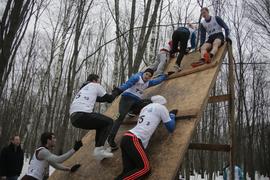 Команда спортсменов преодолевает препятствие на всероссийской гонке ГТО