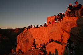 Египет, гора Моисея. Паломники и туристы встречают рассвет на горе Моисея. 
