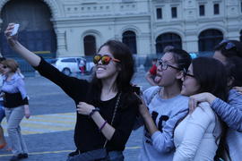 Китайские туристки на Красной площади делают селфи