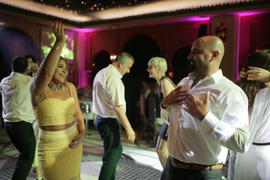 Праздничный банкет в Ливане. Гости танцующие в роскошном зале 