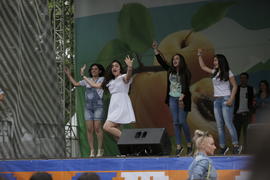 Зрители исполняют произвольные танцы . Праздник "Абрикос" в парке Музеон, 10 июля 2016 года. 