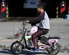 Пекин — сентябрь 2015. Электровелосипед.