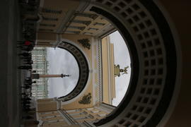Вид на Дворцовую площадь через арку Генерального штаба. Санкт-Петербруг