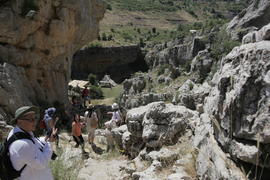 Горные пещеры Ливана. Туристы осматривающие горную местность. 