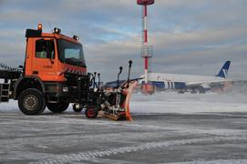 Уборка снега в аэропорту Домодедово 3