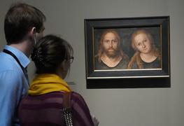 Посетители у картины Лукаса Кранаха Старшего "Христос и Дева Мария", 1509 год. Выставка в ГМИИ им.Пу