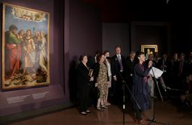 Выставка Рафаэля в ГМИИ им. А.С.Пушкина.  Посетители внимательно изучают шедевры художника