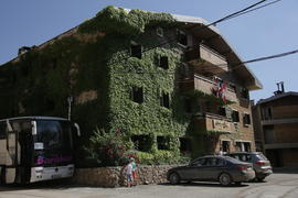 Здание заплетенное плющом. Ливан 