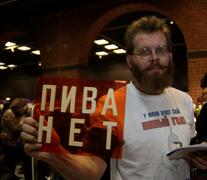 Михаил Ильин торгует самыми разнообразными табличками. Эта стоит 3 500 рублей, но она новодельная 