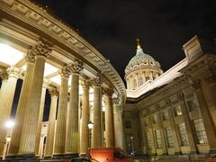 Достопримечательности Санкт-Петербурга освещенные ночной подсветкой 