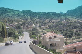 Частные дома вдоль дороги. Горная местность Ливана.