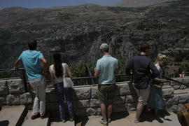 Туристы на обзорной площадке. Ливан 