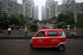 Город Чунцин, Китай.  Трехколесный автомобиль.