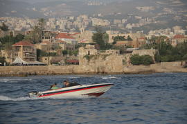 Туристический прогулочный катер с пассажирами. Ливан 