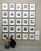 Посетители у стены с работами фотографа Карен Кнорр "Британский стиль. 1970-е-1980-е годы".