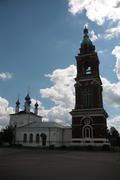 Юрьев-Польский, Владимирская область, Свято-Покровская церковь 1769 год, на заднем плане колокольная