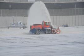 Уборка снега в аэропорту Домодедово 1