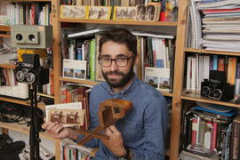 Историк Роман Шмидт демонстрирует деревяные очки с увелечительными стеклами 