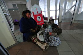 Коренной житель коми продает поделки на вокзале Лабытнанги Ямало-ненецкий  автономный округ. Город С
