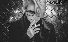 Девушка с сигаретой. Портрет.