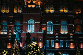 Москва. Старинное здание освещенное огнями в ночное время суток