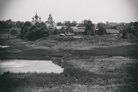 Пейзаж деревни с видом на купола церквей. Россия 