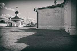 Церковный двор с часовнями. Россия 