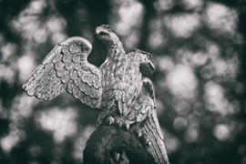 Скульптура двуглавого орла