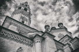 Вид снизу на православную церковь