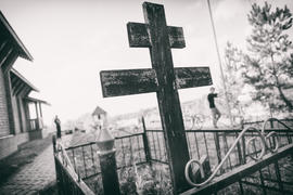 Деревянный крест на могиле с оградой, Россия