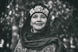 Портрет улыбающейся женщине в платке с узором