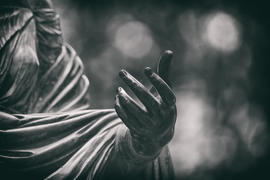 Протянутая рука статуи. 
