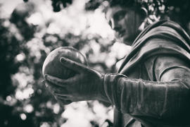 Протянутая рука статуи с шаром 