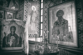 Фрески и иконы в стенах Российского храма 