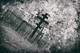 Деревянные кресты на православном кладбище, Россия