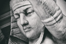 Каменная скульптура женщины. Портрет