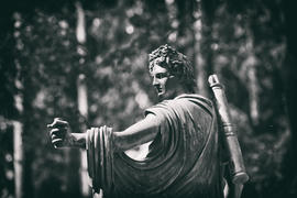 Каменная скульптура греческого мужчины. Россия 