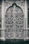 Церковные ворота в храме, богато украшенные фресками и лепниной 