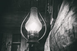 Старинный керосиновый фонарь в деревянном домике 