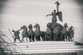 Древне-греческая скульптура на крыше здания. Россия 