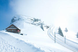 Железная дорога в горах Швейцарии