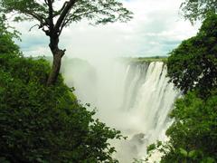 Водопад Виктория в Замбии грозен и красив
