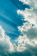 Кучевые облака на фоне голубого неба 