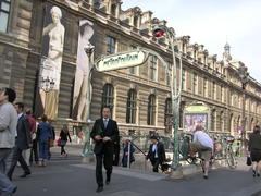 Оживленная улица в Париже