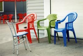 цветные стулья на улице