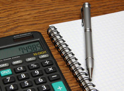 Калькулятор, ручка и блокнот