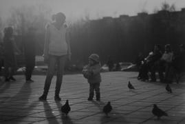 Ребенок и голуби