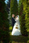 Жених и невеста в зеленом парке