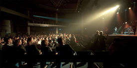 Концертный зал с сидящими зрителями.