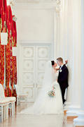 Жених и невеста в красивом зале у колонн